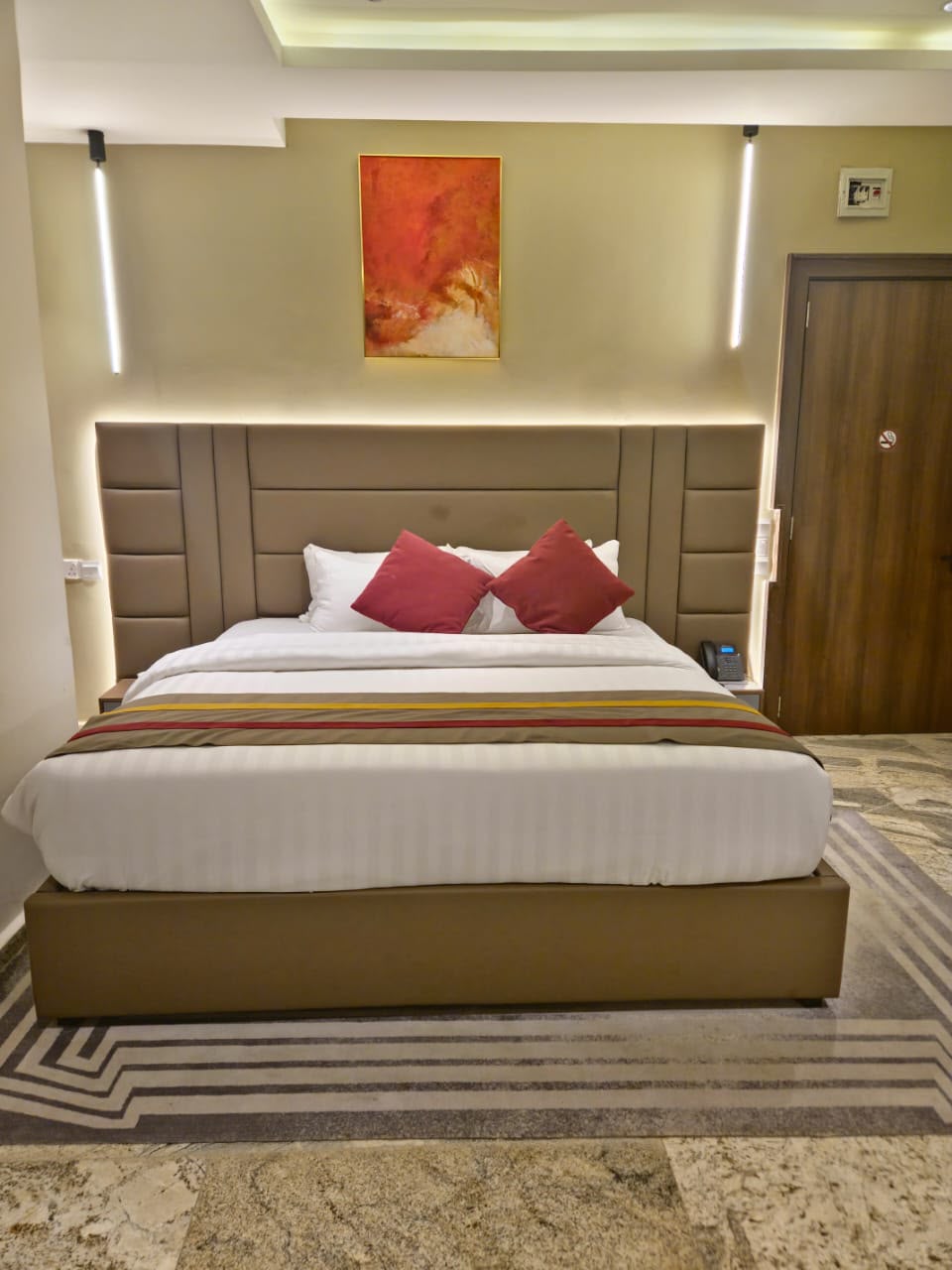 Ambassadorial Suite with Balcony and City View — photo 1